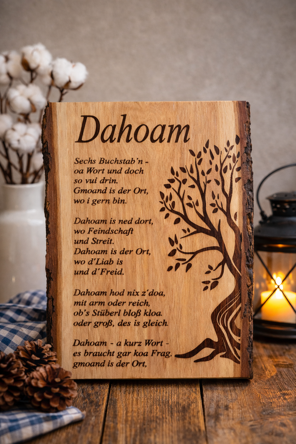 Dahoam Holzdeko aus Eiche, lasergraviert, dekorativ aufgestellt im Landhausstil