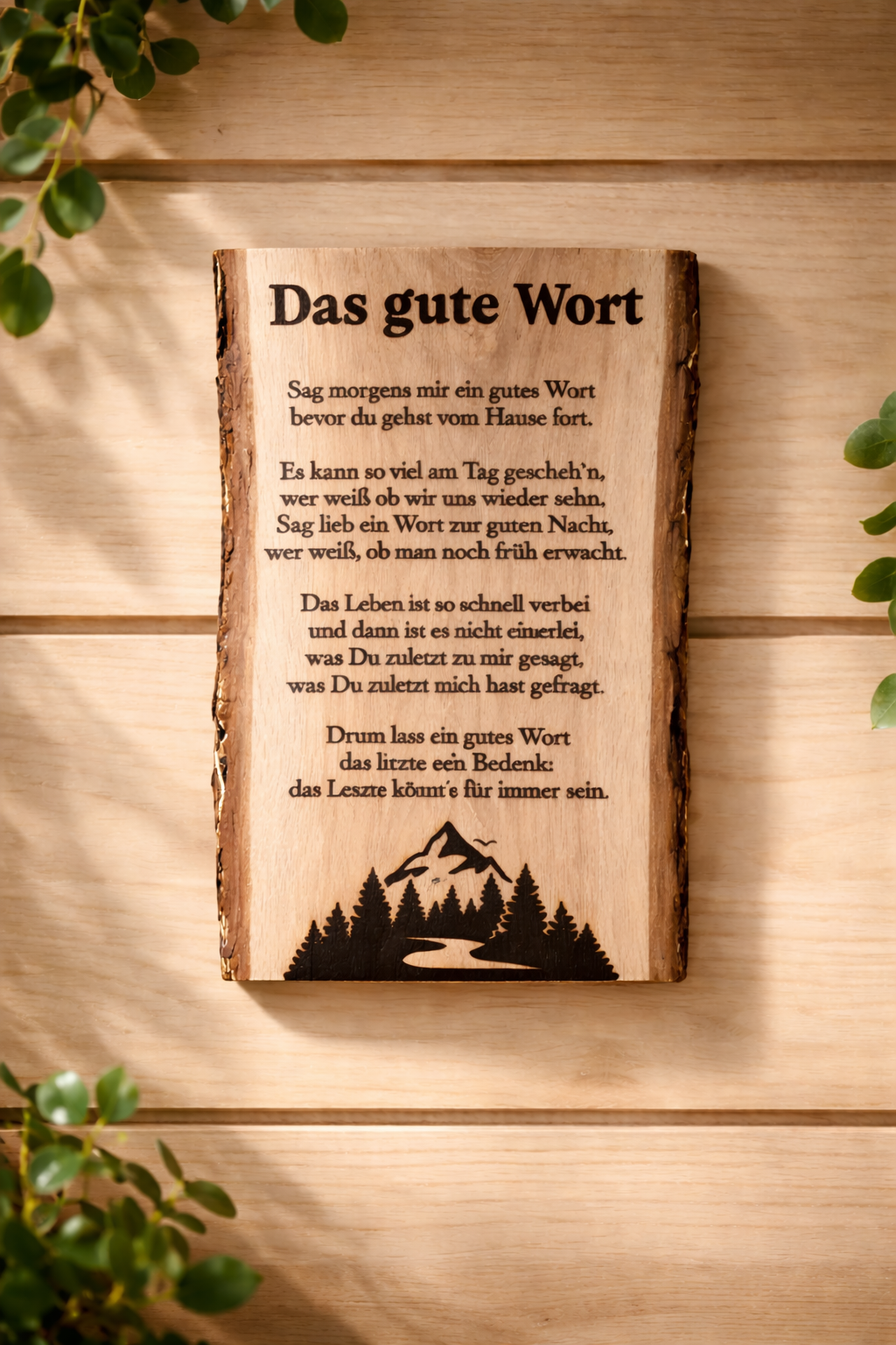 Rustikales Eichenholz-Schild mit graviertem Spruch „Das gute Wort“ an natürlicher Holz-Wand dekoriert