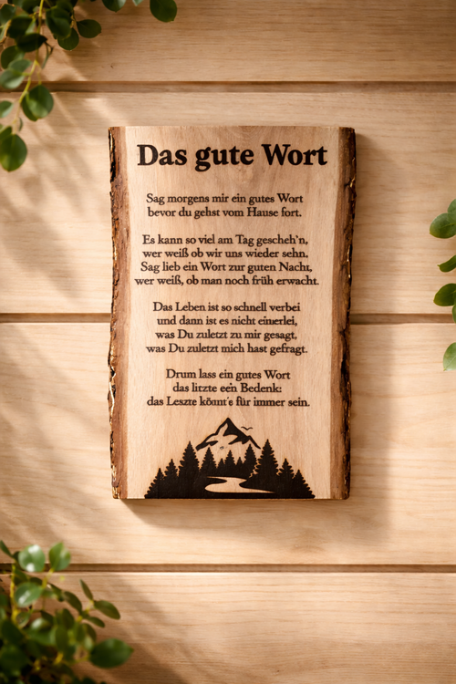 Rustikales Eichenholz-Schild mit graviertem Spruch „Das gute Wort“ an natürlicher Holz-Wand dekoriert