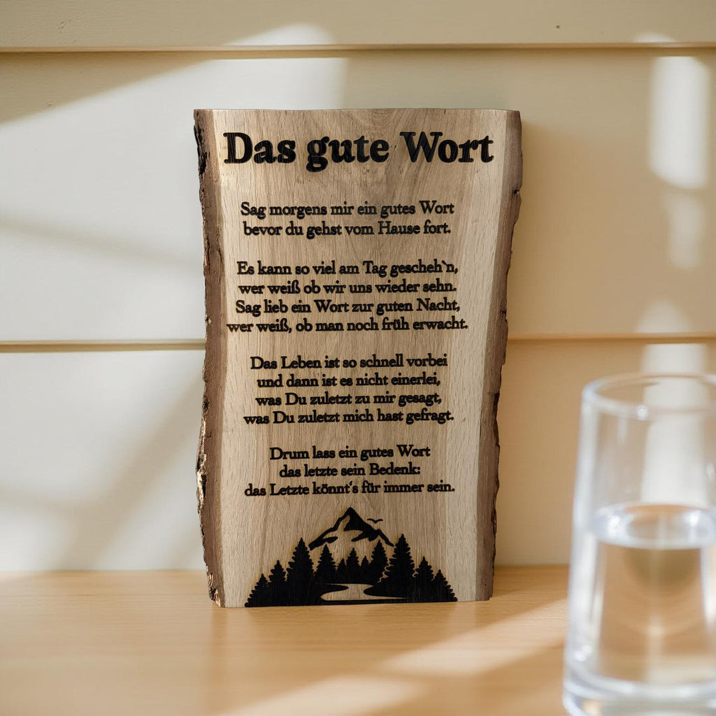 Hochformatiges Holzdeko-Schild aus echter Eiche mit naturbelassener Baumkante und detailreicher Gravur eines poetischen Textes